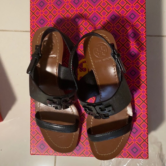 Sandals, only wore it once, in great condition - Picture 1 of 4